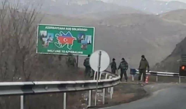 На дороге Горис-Капан устанавливают табличку «добро пожаловать в Азербайджан»