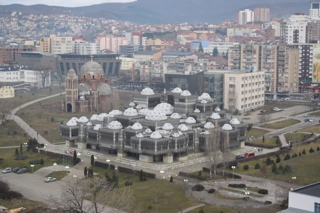 Приштина. Университет, заброшенный храм и библиотека