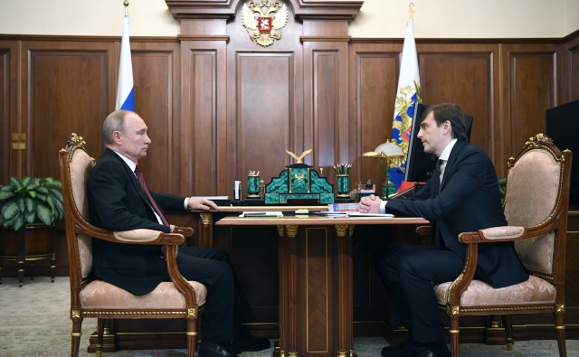 Президент России Владимир Путин с министром просвещения Сергеем Кравцовым 