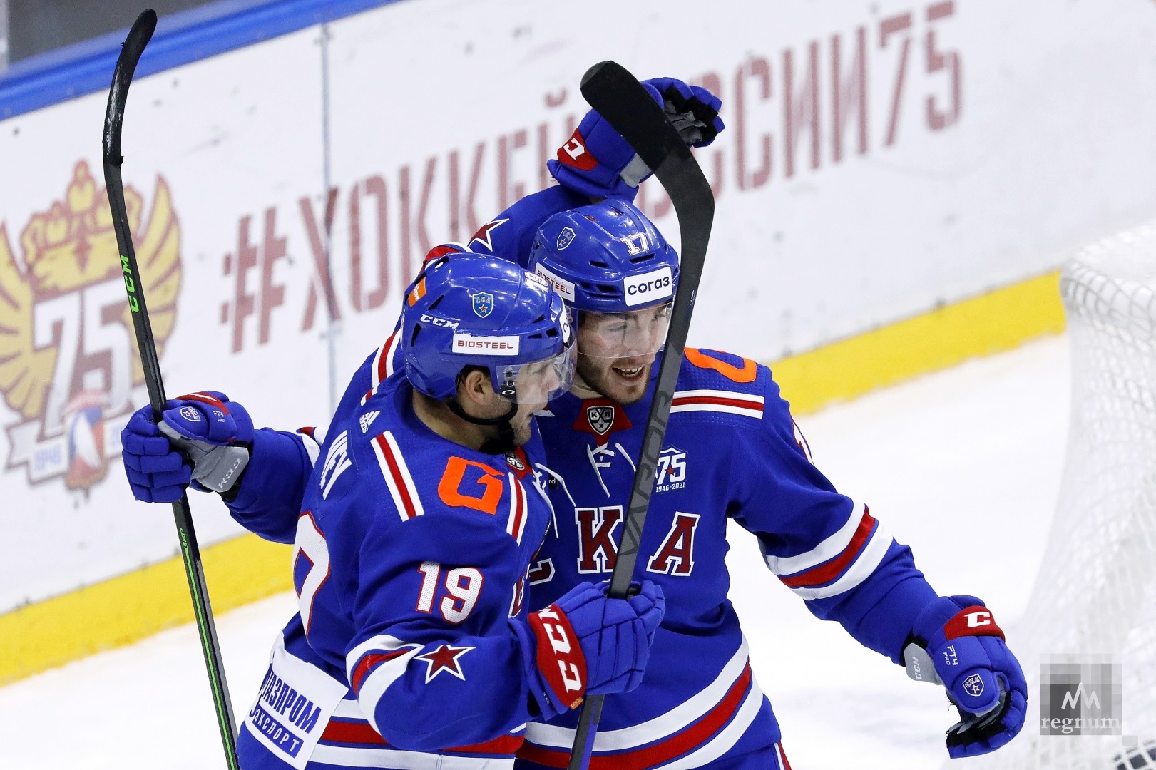 Игроки команды СКА Линдей Вей и Иван Морозов радуются забитой шайбе в ворота команды Динамо  (Москва) 