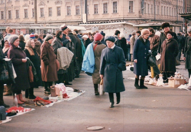 Россия 1990-х. Граждаане бывшего СССР на улице продают свое имущество 