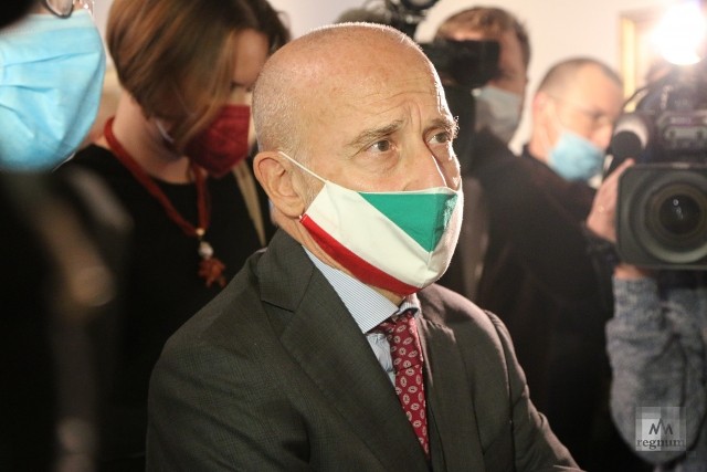 Посол Италии в РФ Джорджо Стараче на выставке «Свободное искусство. Итальянский футуризм» в Москве
