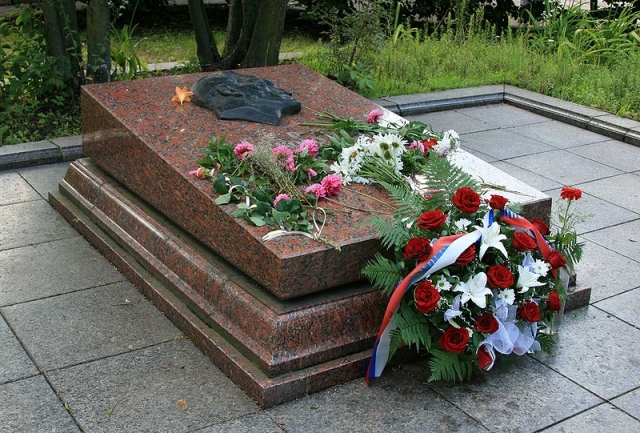 Могила Николая Кузнецова во Львове 