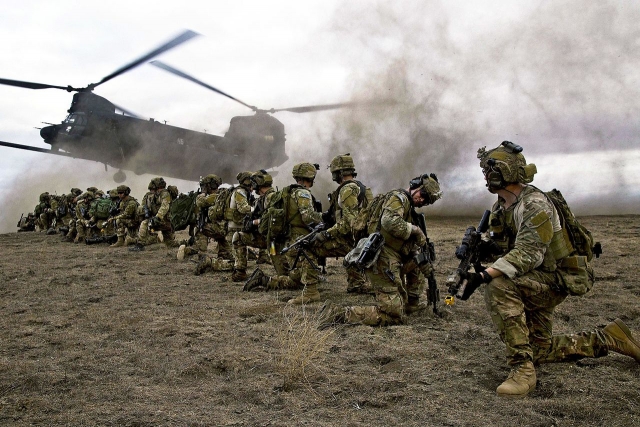 Американские солдаты на точке эвакуации