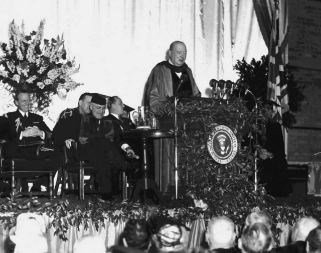 Уинстон Черчиль во время речи в Вестминстерском колледже в Фултоне. 1946