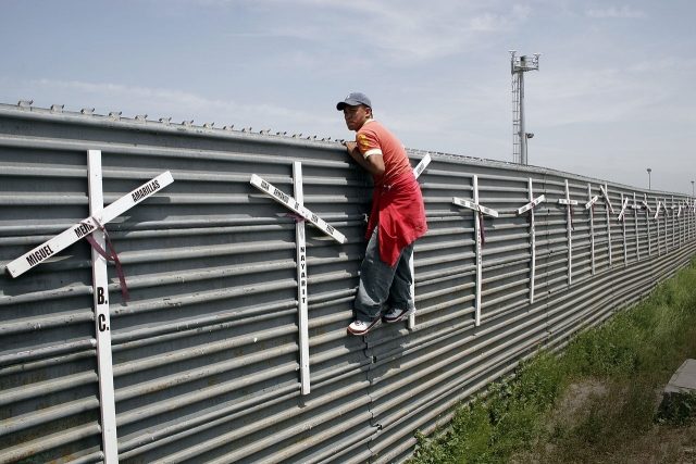 Стена на границе Мексики и США