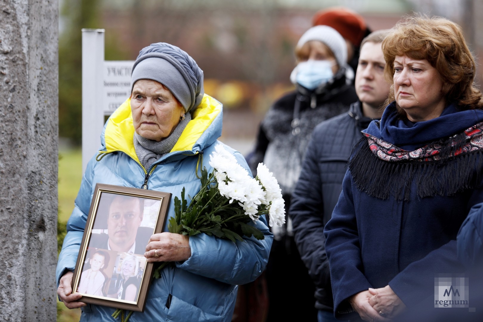 Родственники погибших в результате теракта над Синаем на Серафимовском кладбище 