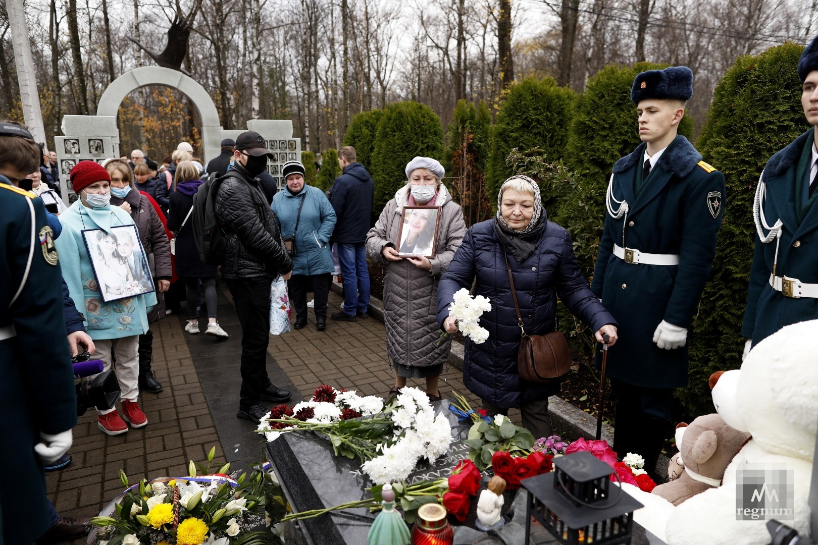 Возложение цветов к мемориалу «Сложенные крылья» на Серафимовском кладбище 