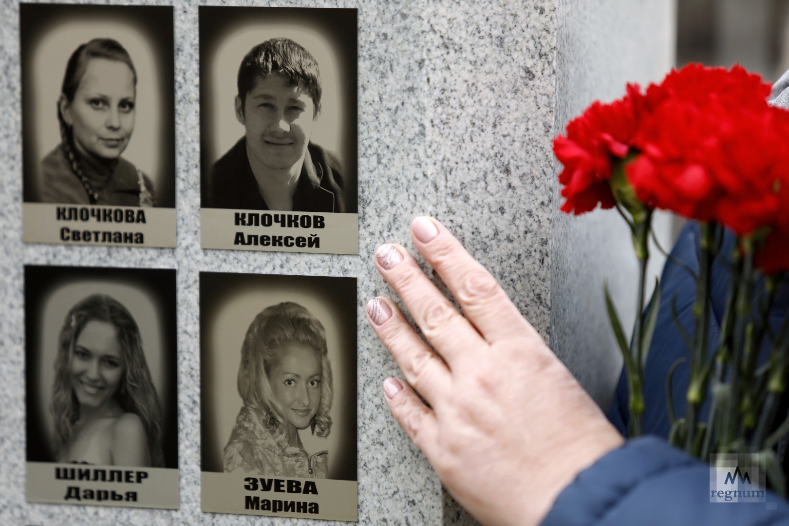 Портреты погибших в результате теракта над Синаем на мемориале  «Сложенные крылья»