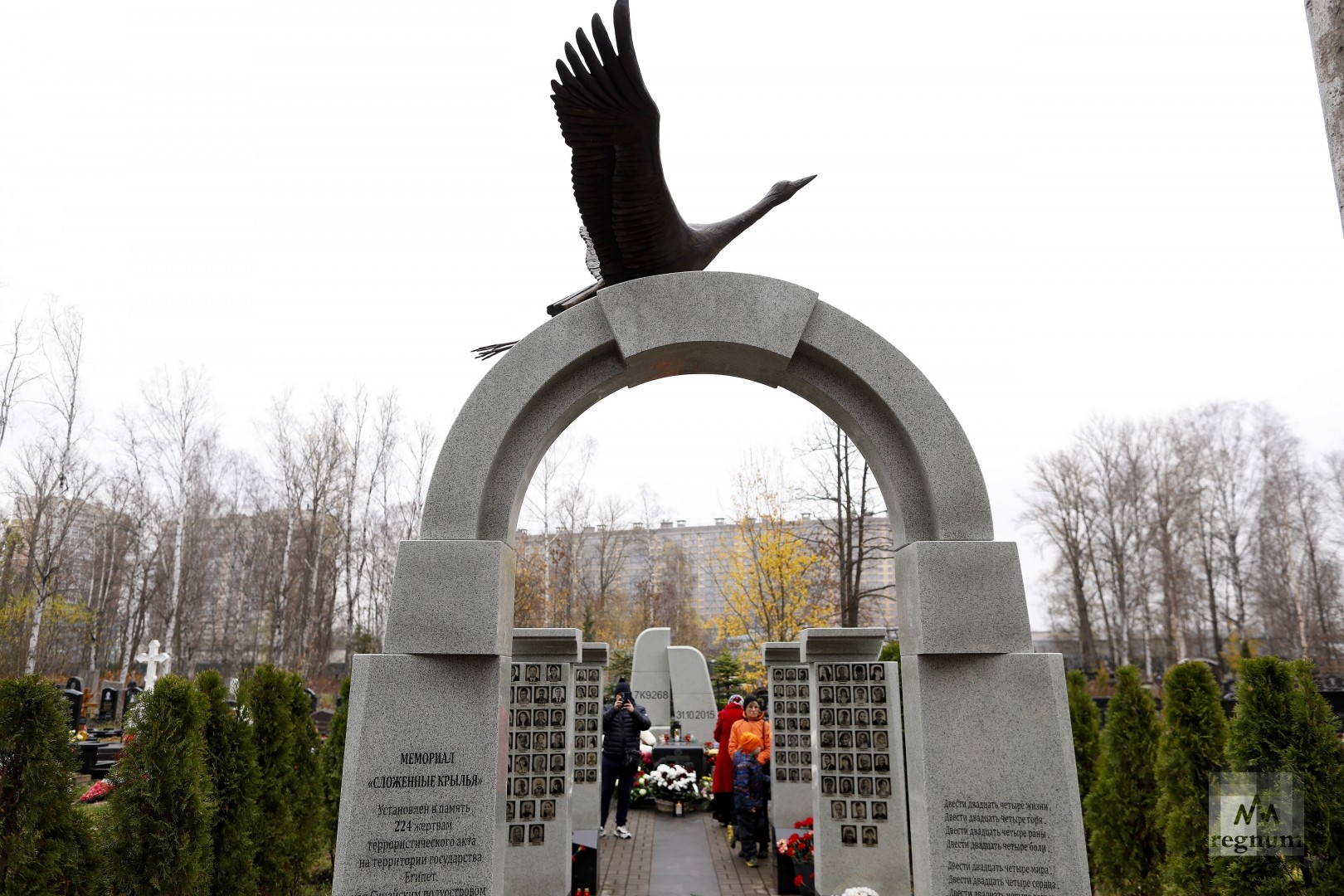 Мемориал «Сложенные крылья» на Серафимовском кладбище 