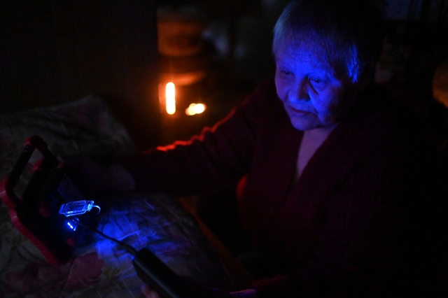 Светлана Васильевна подзаряжает свои электронные устройства