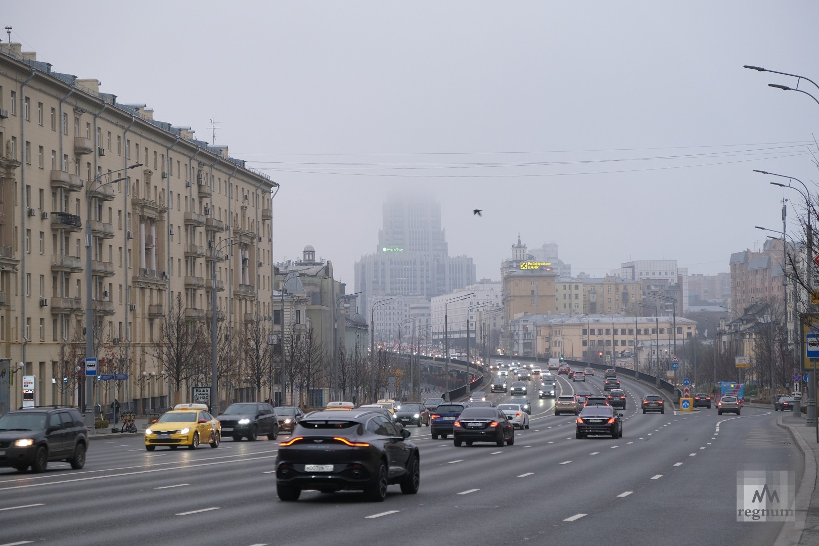 Московский ритм. Москва пасмурно. Дождь в Москве. Ветер в Москве. Дороги Москвы пасмурно.