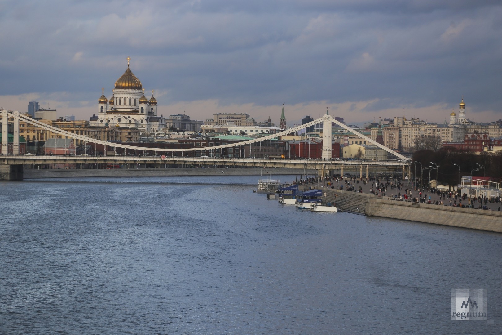 По Москва-реке не плавают прогулочные корабли