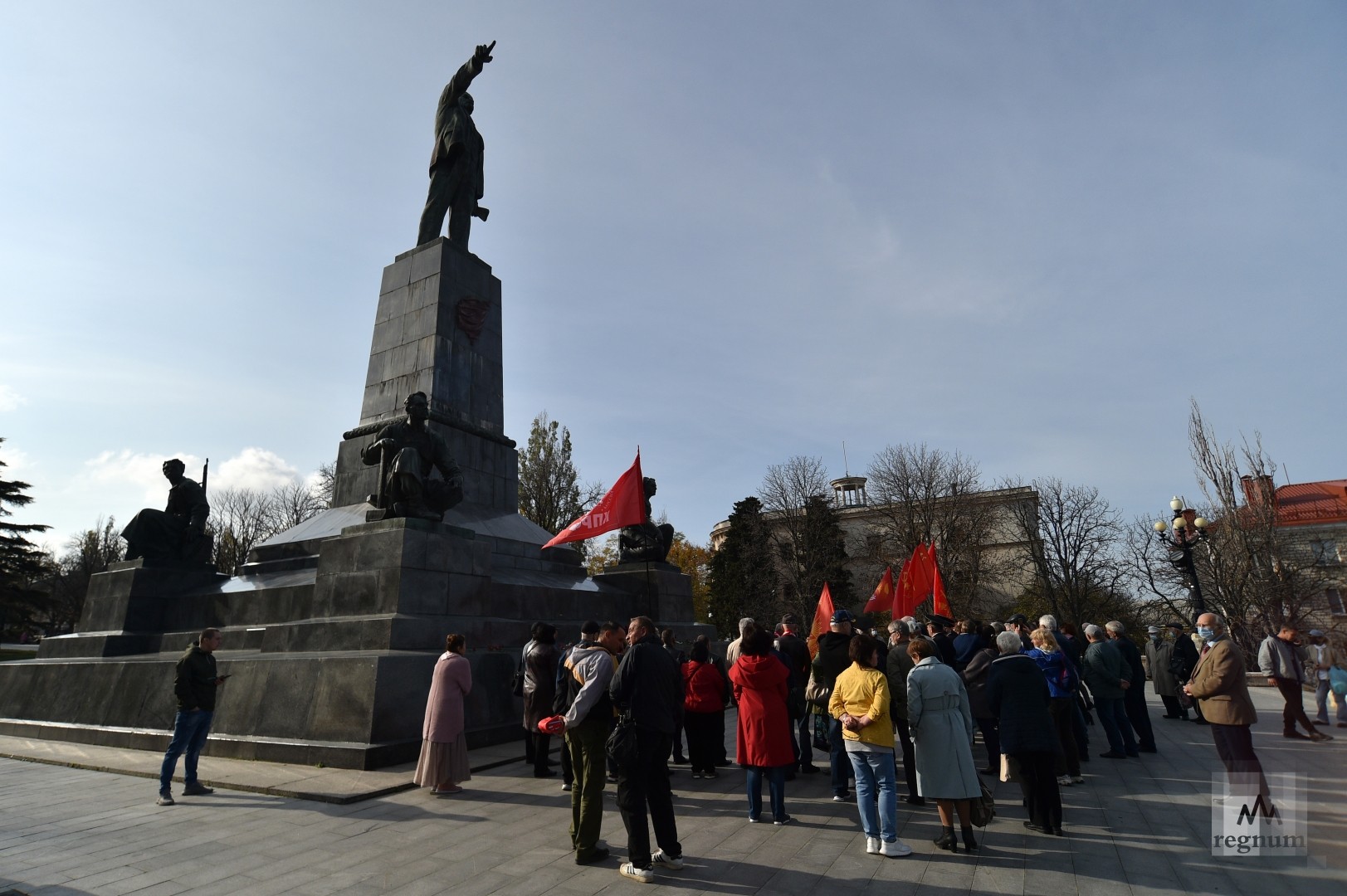 Цветы к памятнику ленина