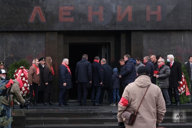 Лидеры КПРФ заходят в Мавзолей Ленина 