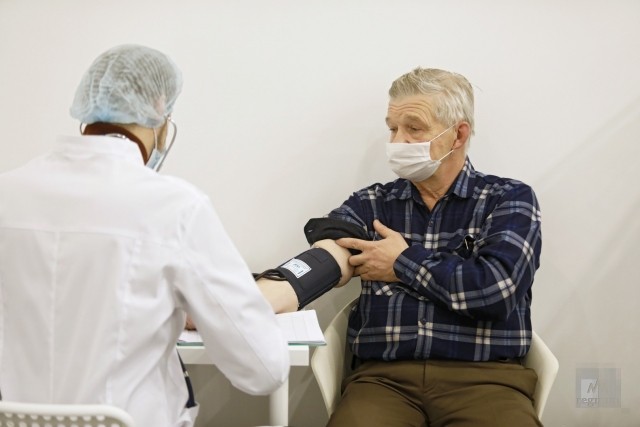 Вакцинация пожилого человека в Петербурге