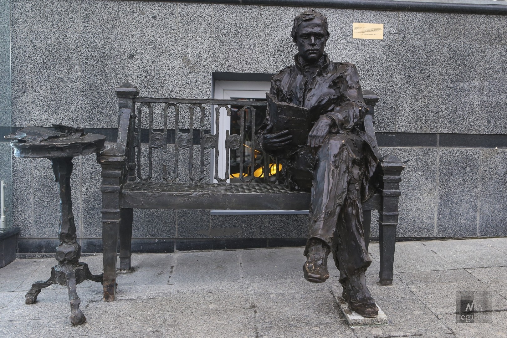 Памятник молодому Достоевскому на улице Воздвиженке в Москве 