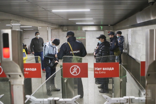 Проверка документов полицией в метро 