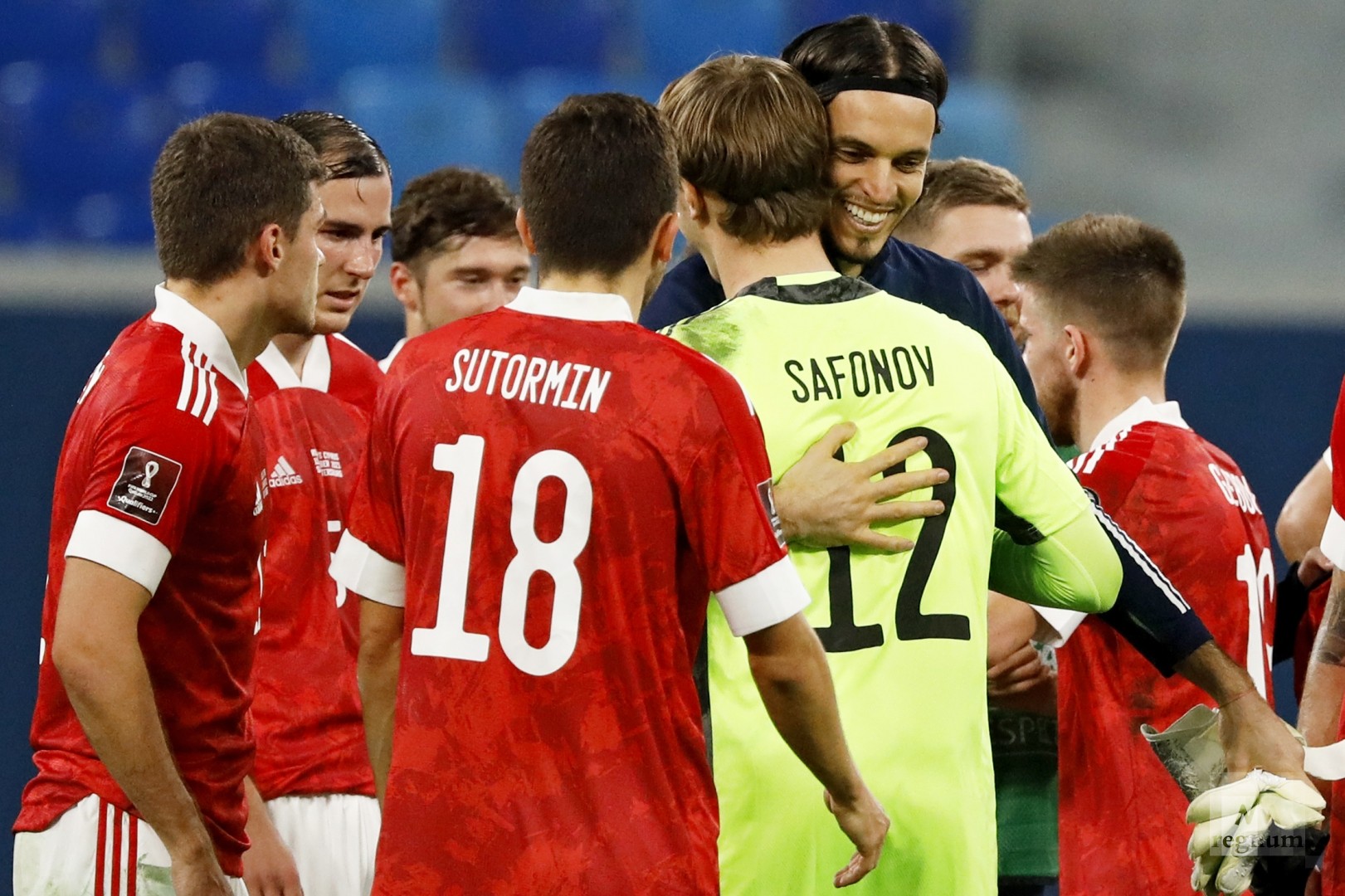 Игроки сборной России радуются победе в матче против сборной Кипра 