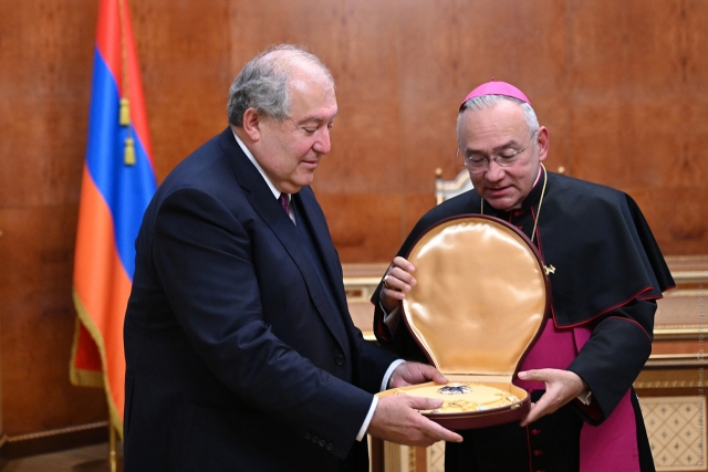 Президент Армении Армен Саркисян и архиепископ Эдгар Пенья Парра 