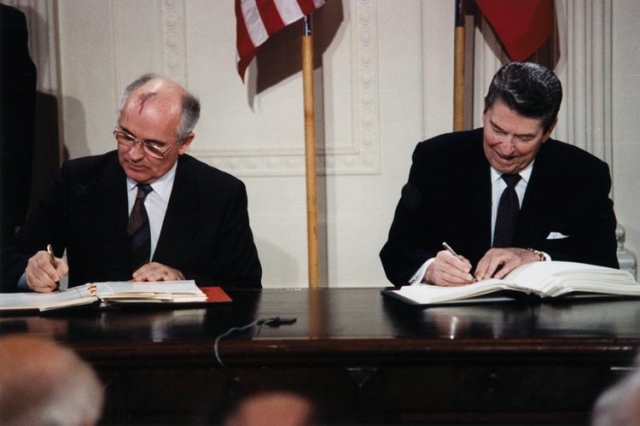 Михаил Горбачев и Рональд Рейган подписали Договор о РСМД в Белом доме, 1987 год