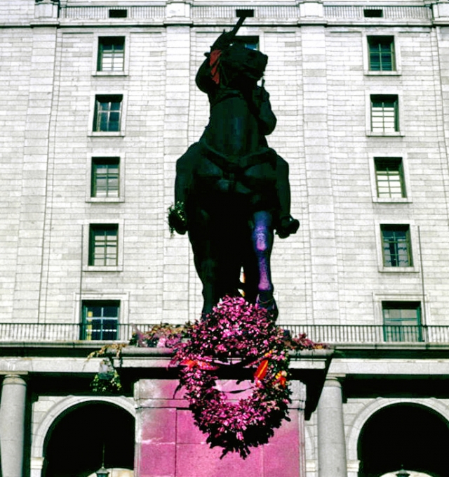 Облитый краской памятник Франсиско Франко 