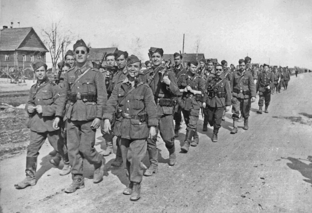 Испанские добровольцы идут в «Голубую дивизию»