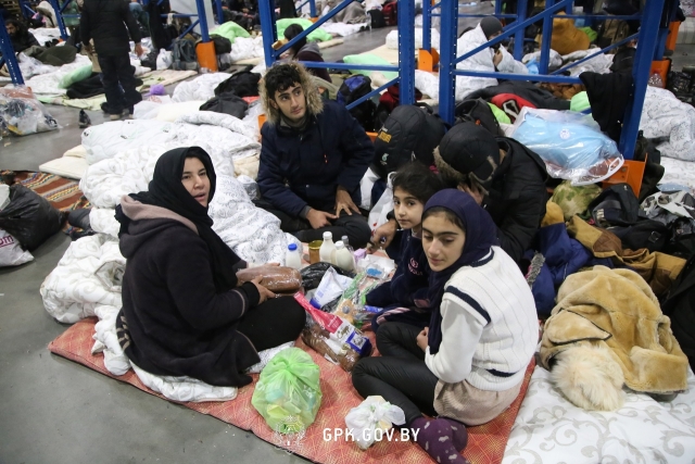 Беженцы в транспортно-логистическом центре на территории Белоруссии недалеко от границы