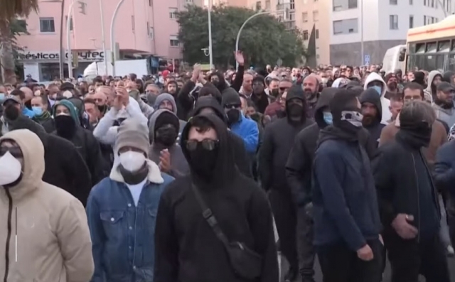 Цитата из видео Столкновения между полицией и рабочими во время протестов металлургов в Кадисе