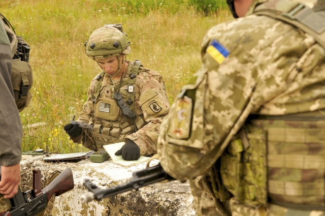 Американские и украинские военные в ходе совместных учений на Яворовском полигоне в районе Львова 