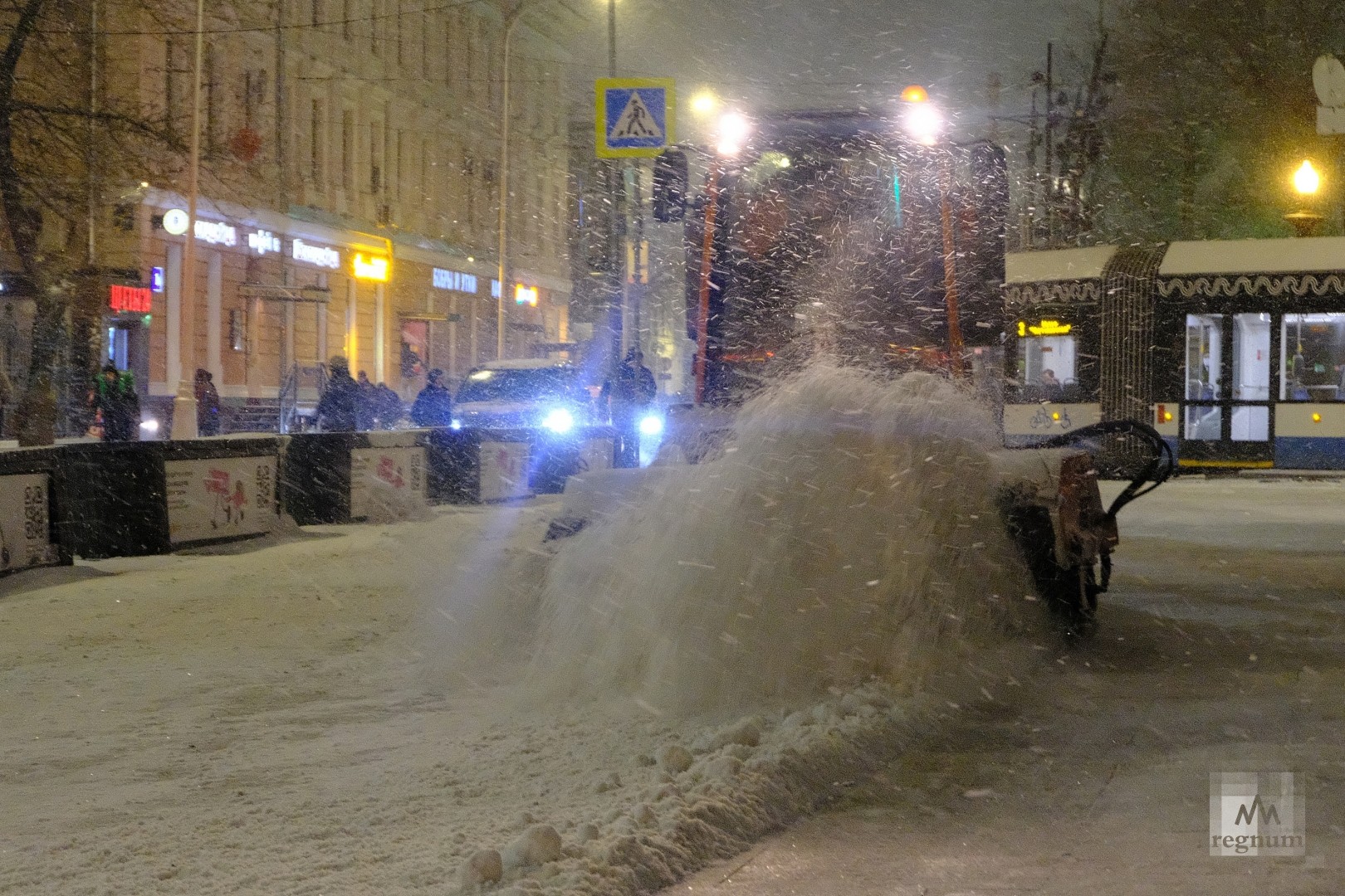 Снег бывает сильный. Метель в Москве. Снегопад в Москве. Метель в городе. Снежная буря в Москве.