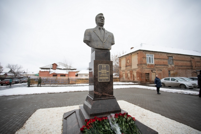 Памятник дважды Герою Социалистического Труда Александру Коваленко 