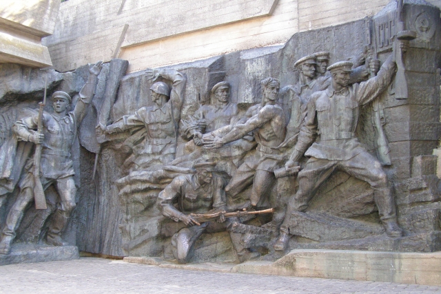 Скульптурная композиция в мемориальном комплексе, расположенном на склонах правого берега Днепра на окраине Печерска 