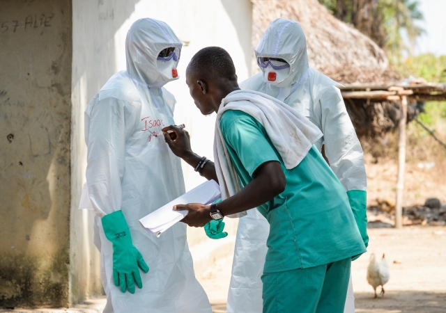 Медицинские работники в защитных костюмах. Африка 