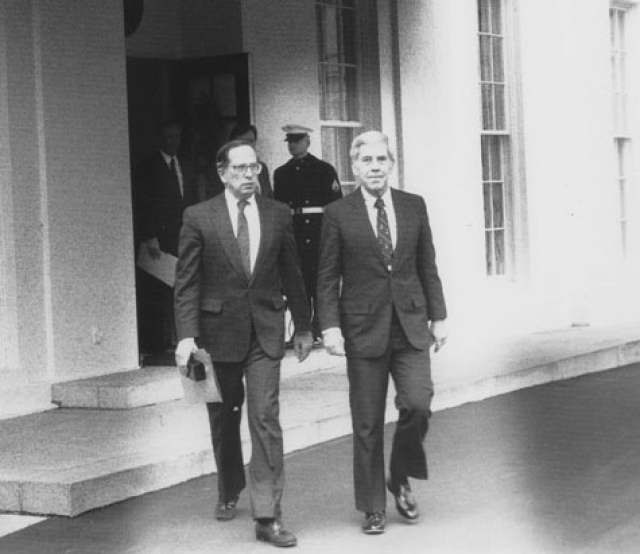 Сенаторы Нанн и Лугар выходят из Белого Дома в 1991 году после совещания у президента США Джорджа Буша — старшего по программе Нанна-Лугара