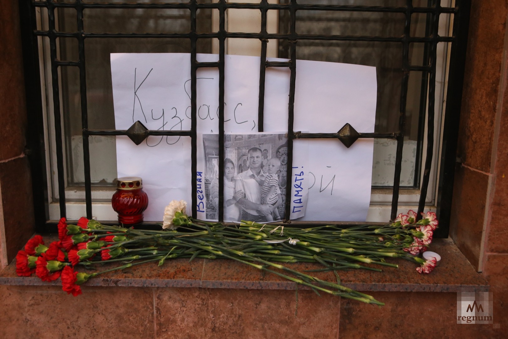 Москвичи принесли к представительству цветы в память о погибших горняках