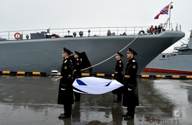 Подъём кормового Георгиевского военно-морского флага