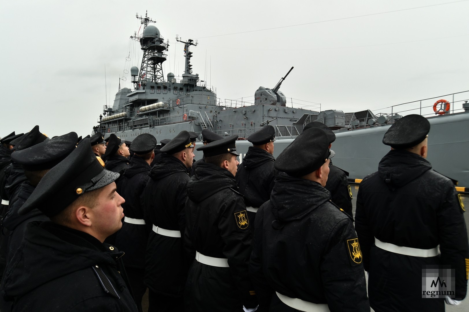 Проведения торжественной церемонии вручения командиру корабля и подъёма кормового Георгиевского военно-морского флага