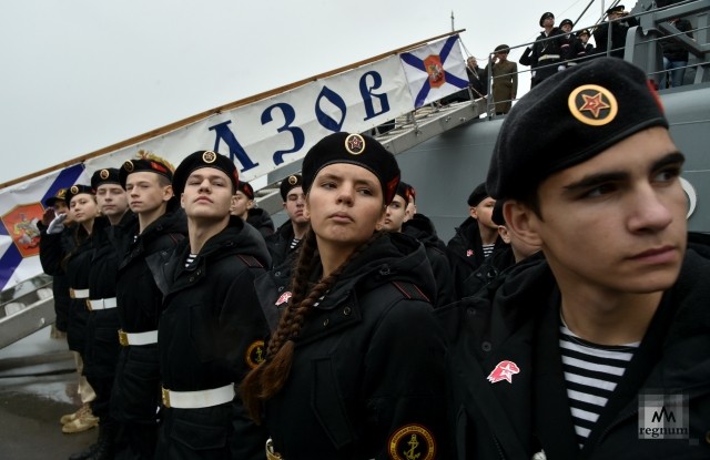 Проведения торжественной церемонии вручения командиру корабля и подъёма кормового Георгиевского военно-морского флага