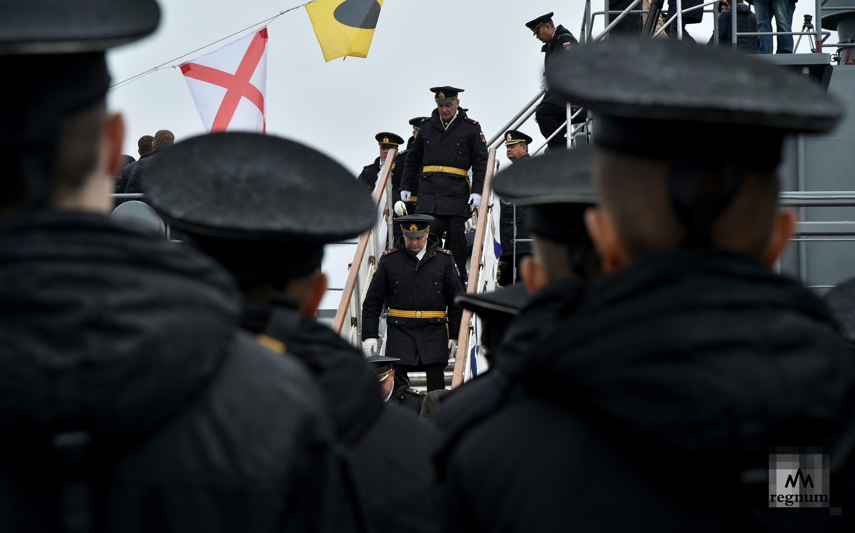 Окончание торжественной церемонии подъёма Георгиевского военно-морского флага на корабль «Азов»