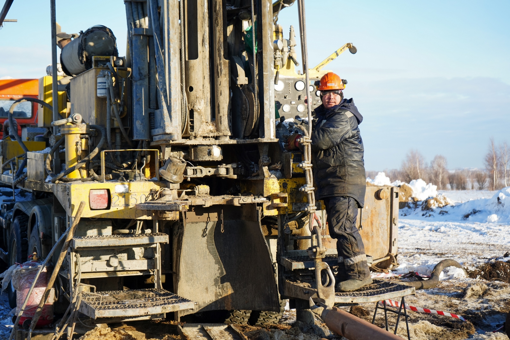 В местах предполагаемого эпицентра взрыва на шахте Кузбасса бурят ...