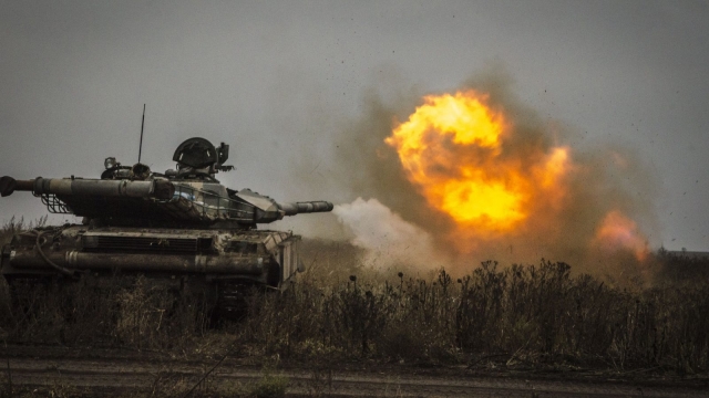 Украинский танк ведёт обстрел  