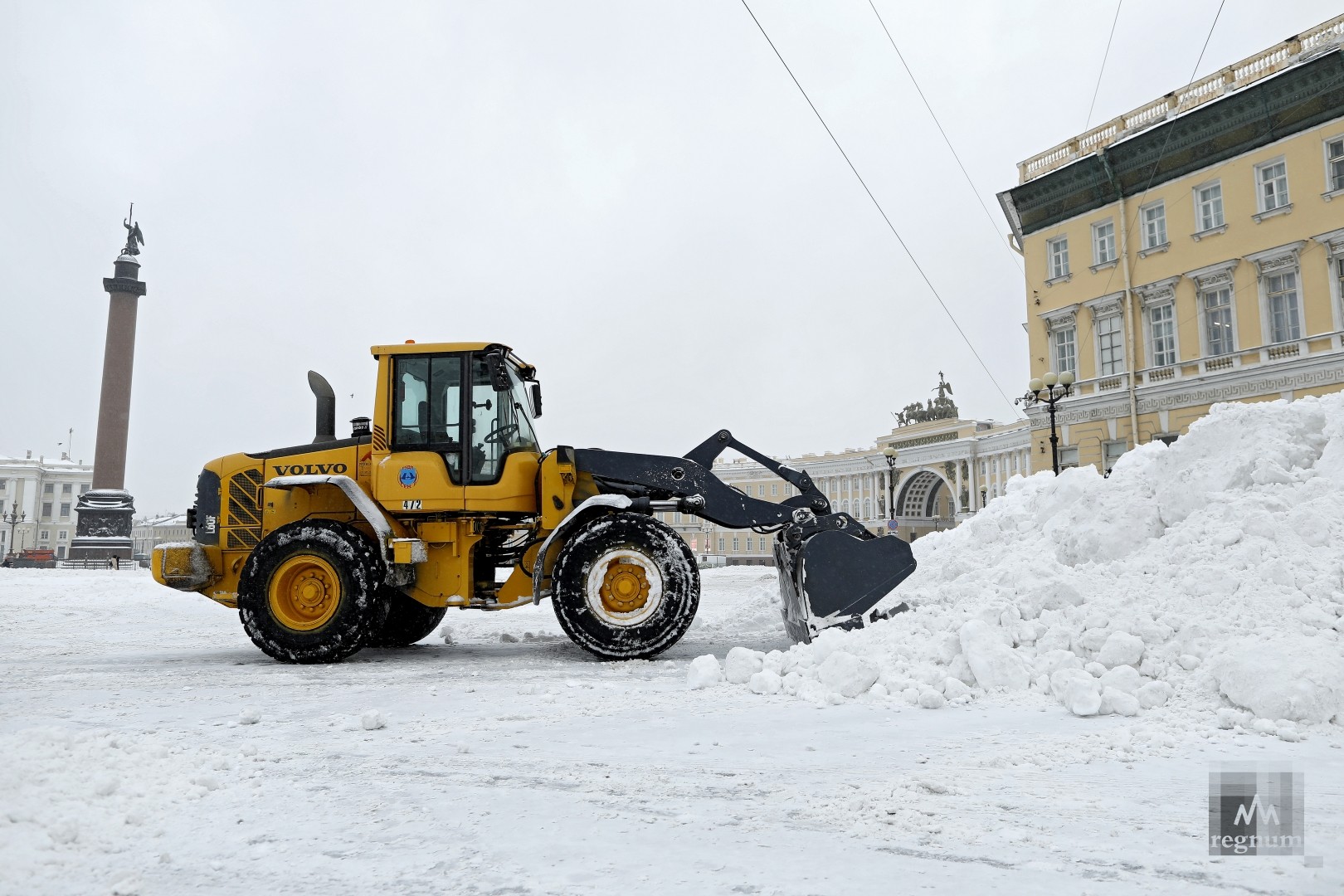 Снегоуборочная техника на Дворцовой площади 