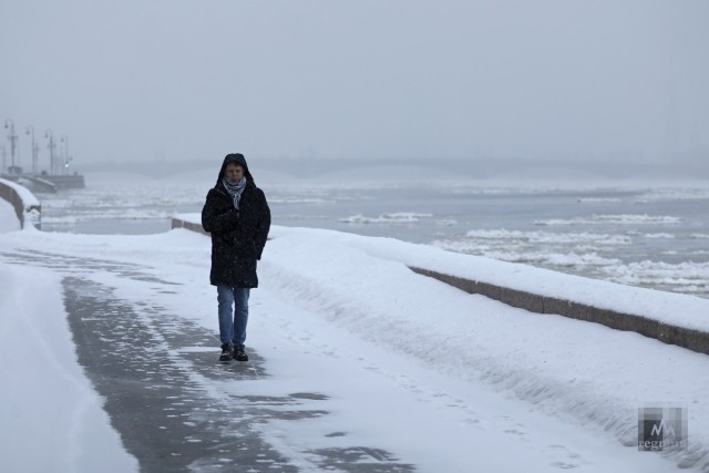 Молодой человек во время снегопада в Санкт-Петербурге 