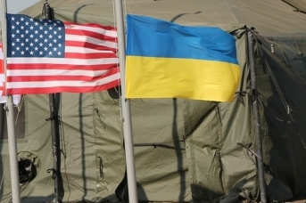 Флаги США и Украины (cc) Ministry of Defense of Ukraine
