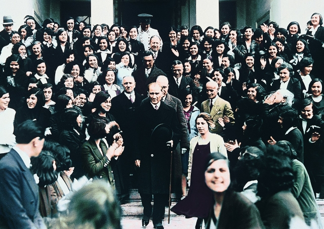 Ататюрк в Измирской средней школе. 1931