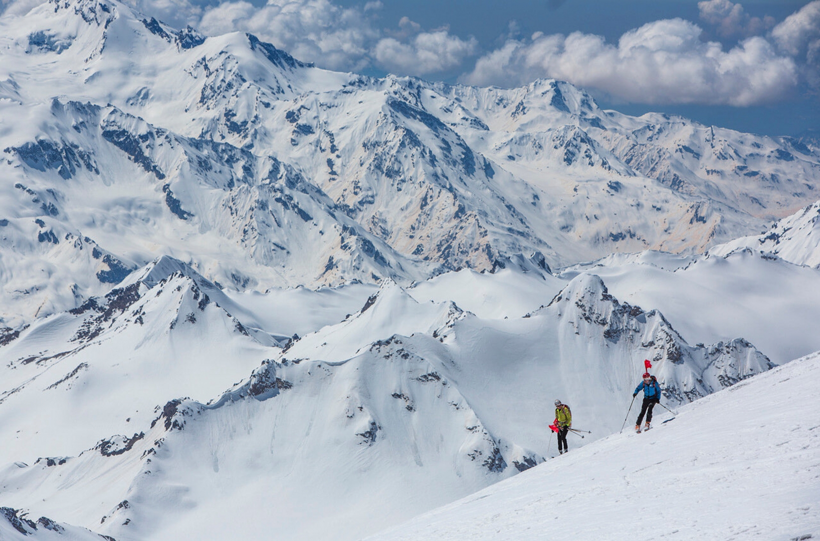 Эльбрус. Судьи маркируют трассу для ски-альпинистов.
