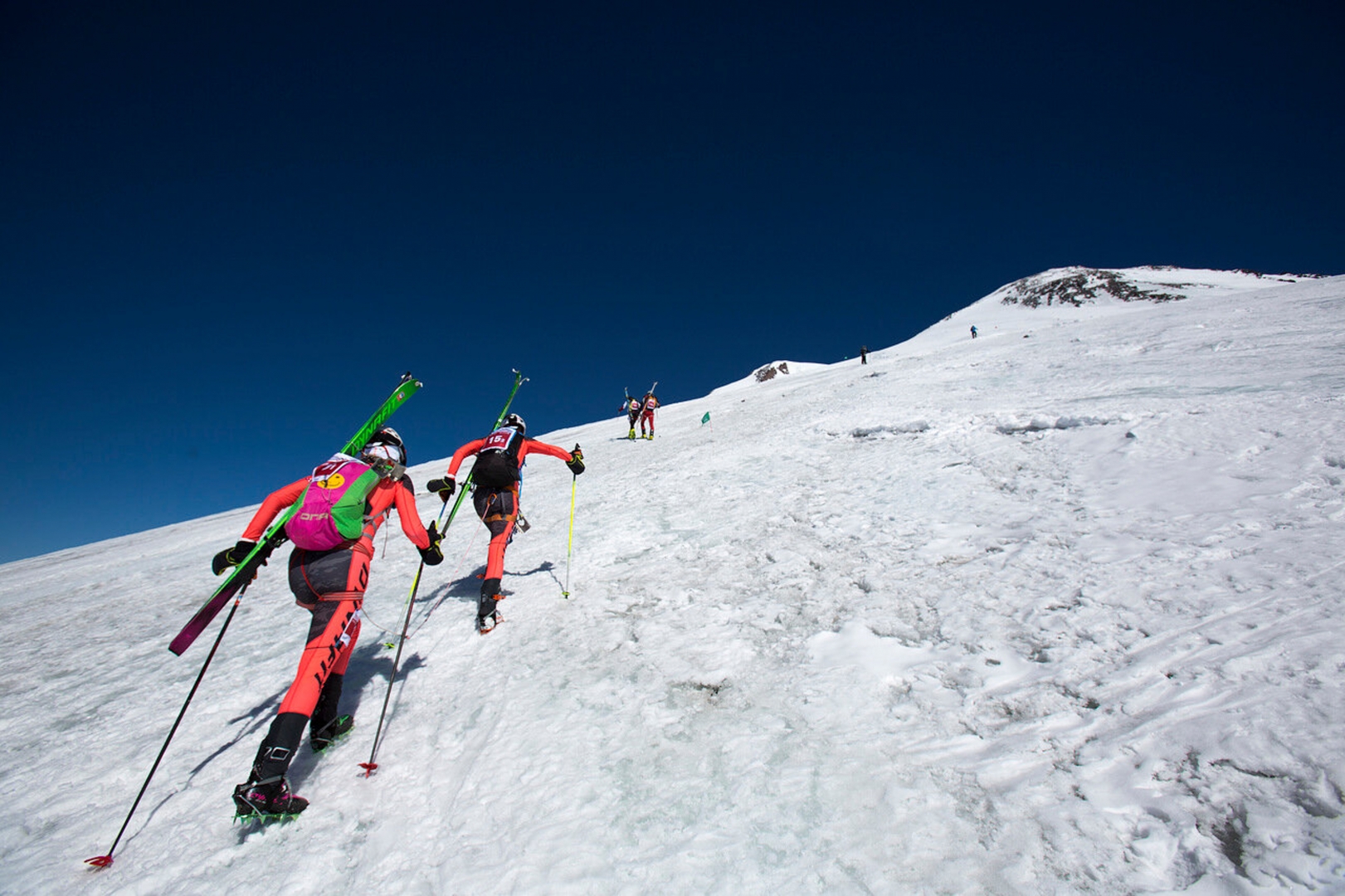 Ски-альпинисты на пути к вершине Эльбруса