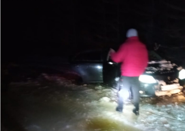 Автомобиль провалился под лёд в Бурятии