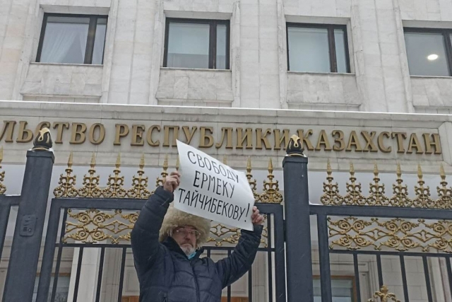 Пикет в защиту Ермека Тайчибекова у посольства Казахстана